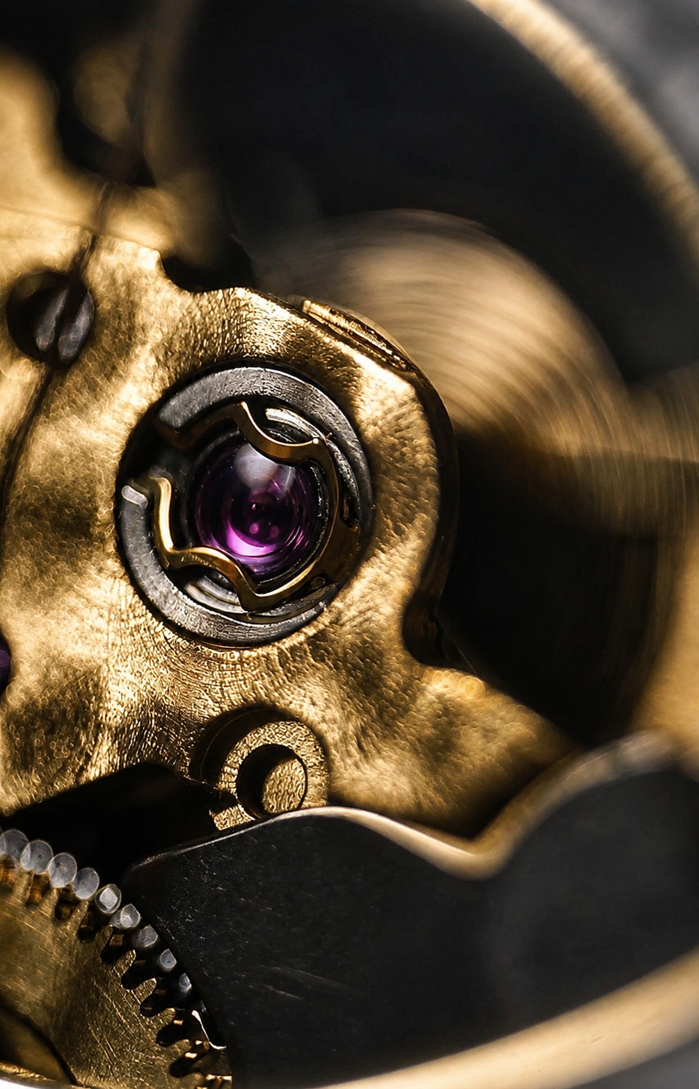 Detalle del emblema Ferreras sobre la esfera del reloj.