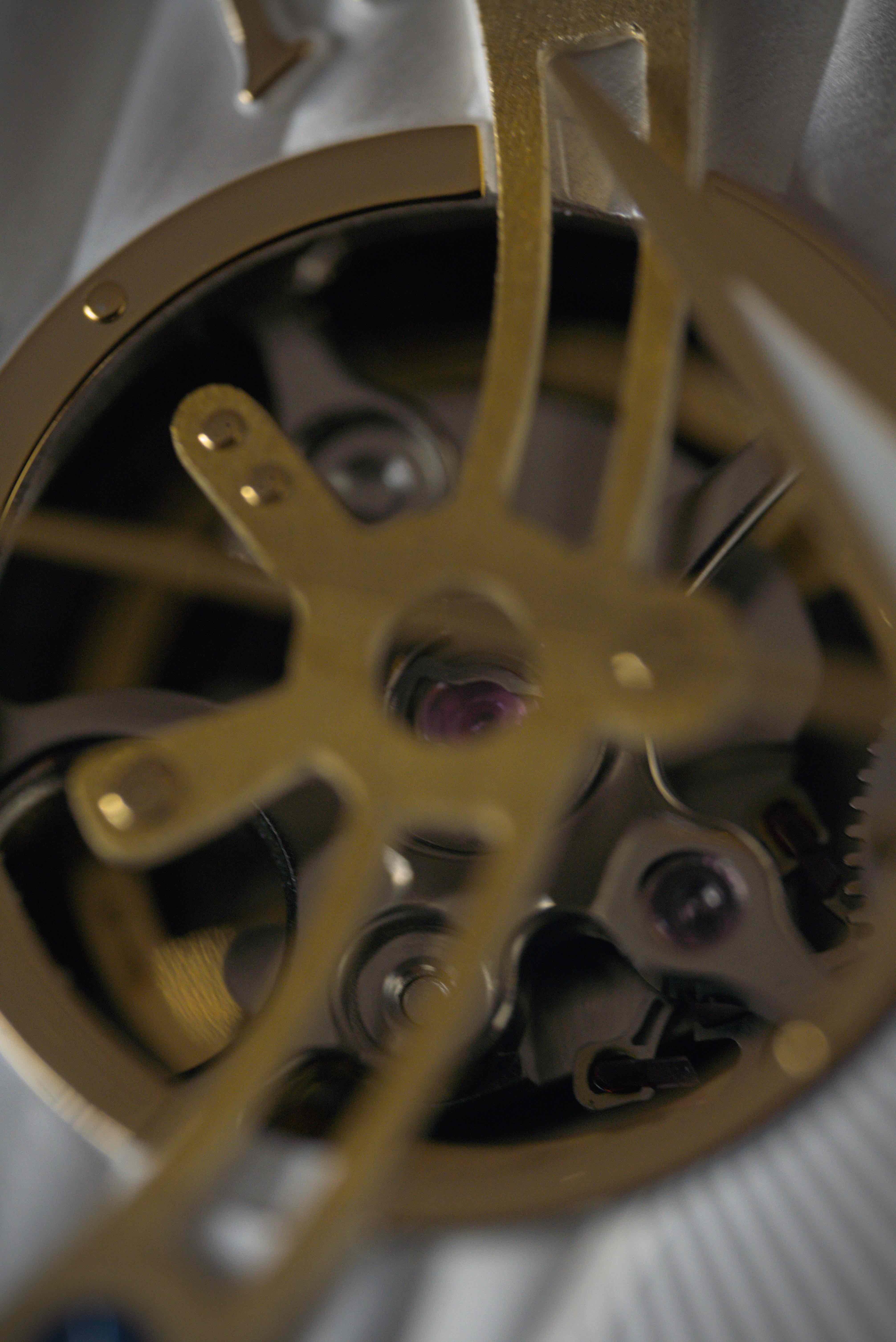 Detalle del calibre japonés NH38 open heart del Excellentia, con volante dorado a la vista.